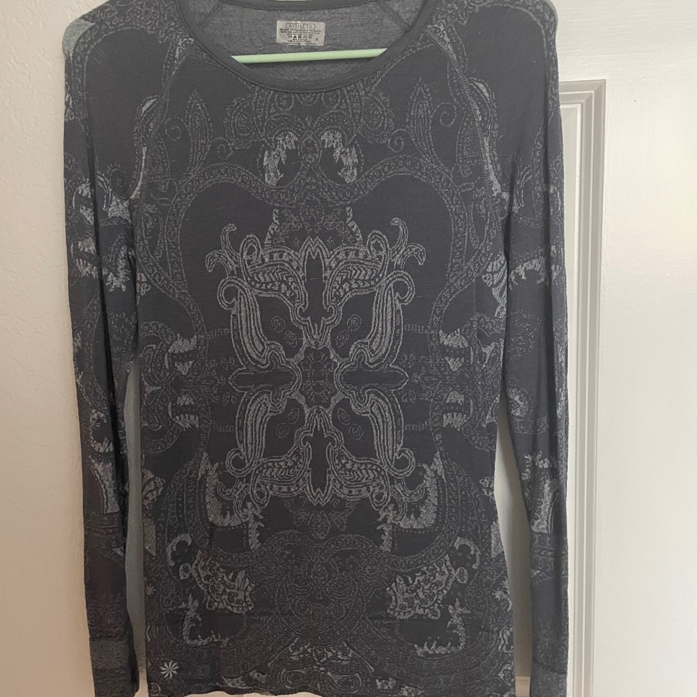 Athleta long sleeved top size small